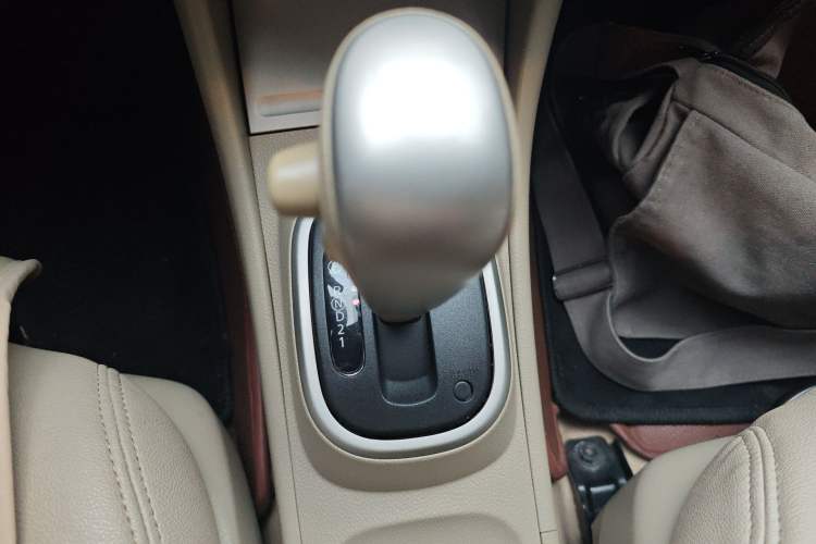 Used Nissan Sylphy 2012 Classic 1.6XE Automatic Comfort Edition Gear Lever