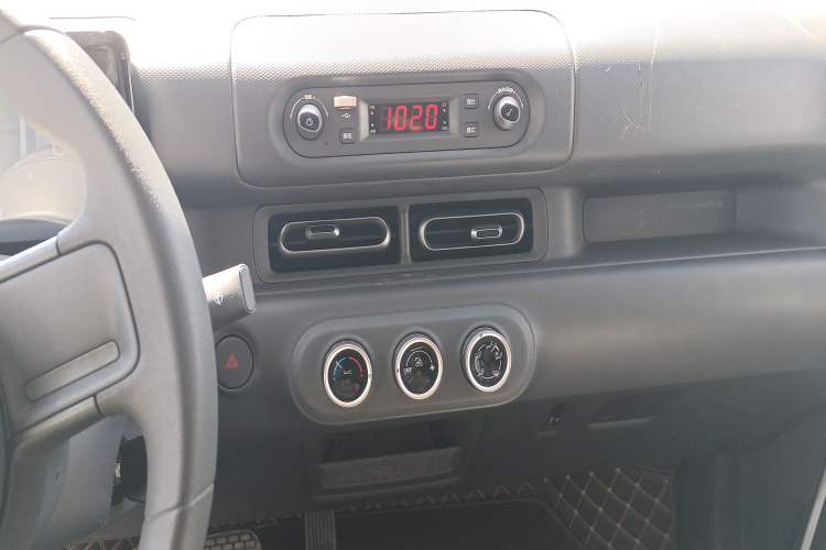 Used Wuling Zhiguang New Energy 2025 Model 305km Ambitious Edition Audio And AC Panel