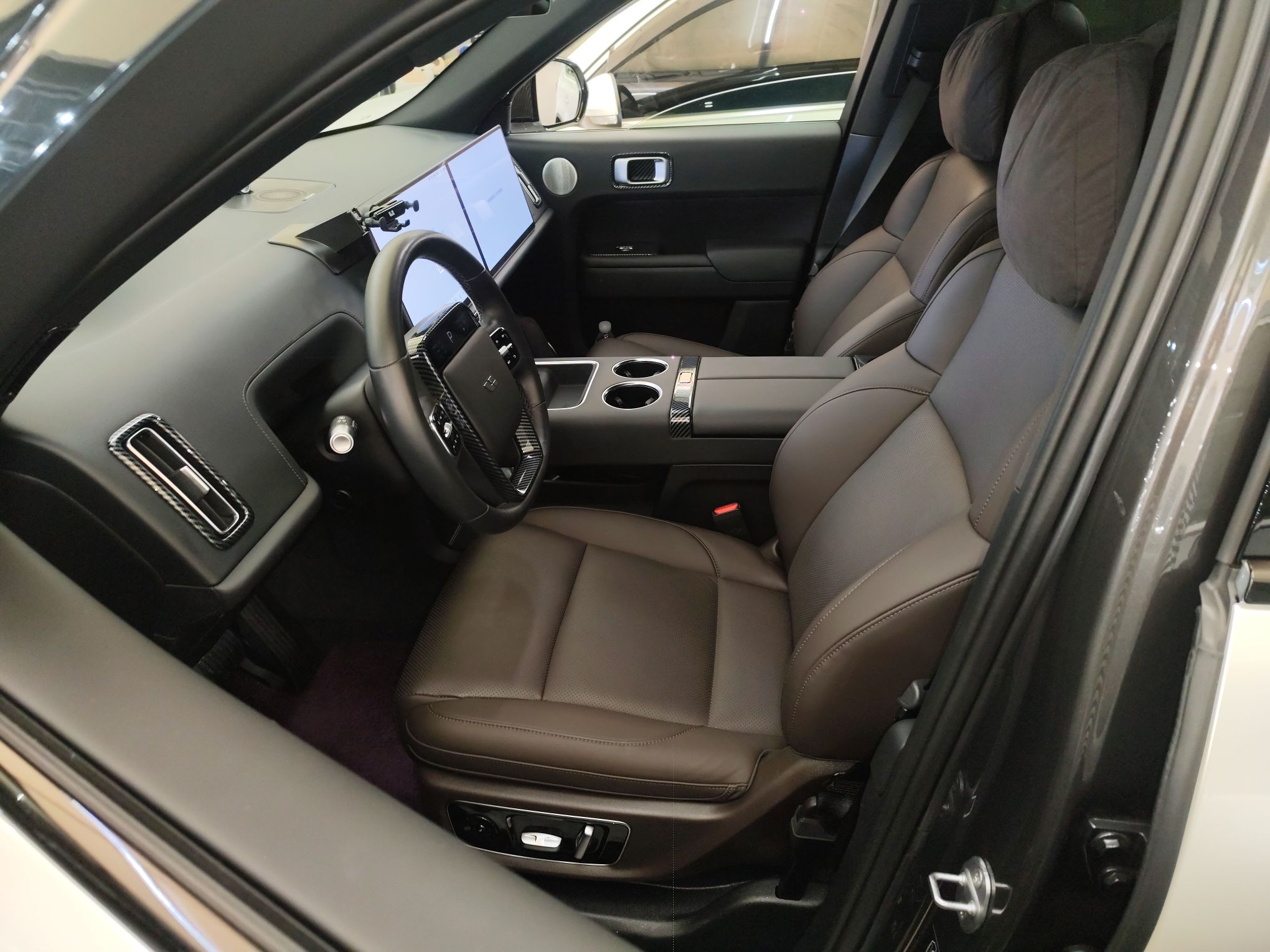 Переднее сиденье в автомобиле