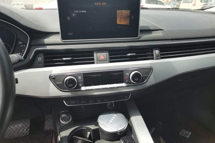 Used Audi A4L 2019 40 TFSI Fashion Edition China VI Emission Standard Audio And AC Panel