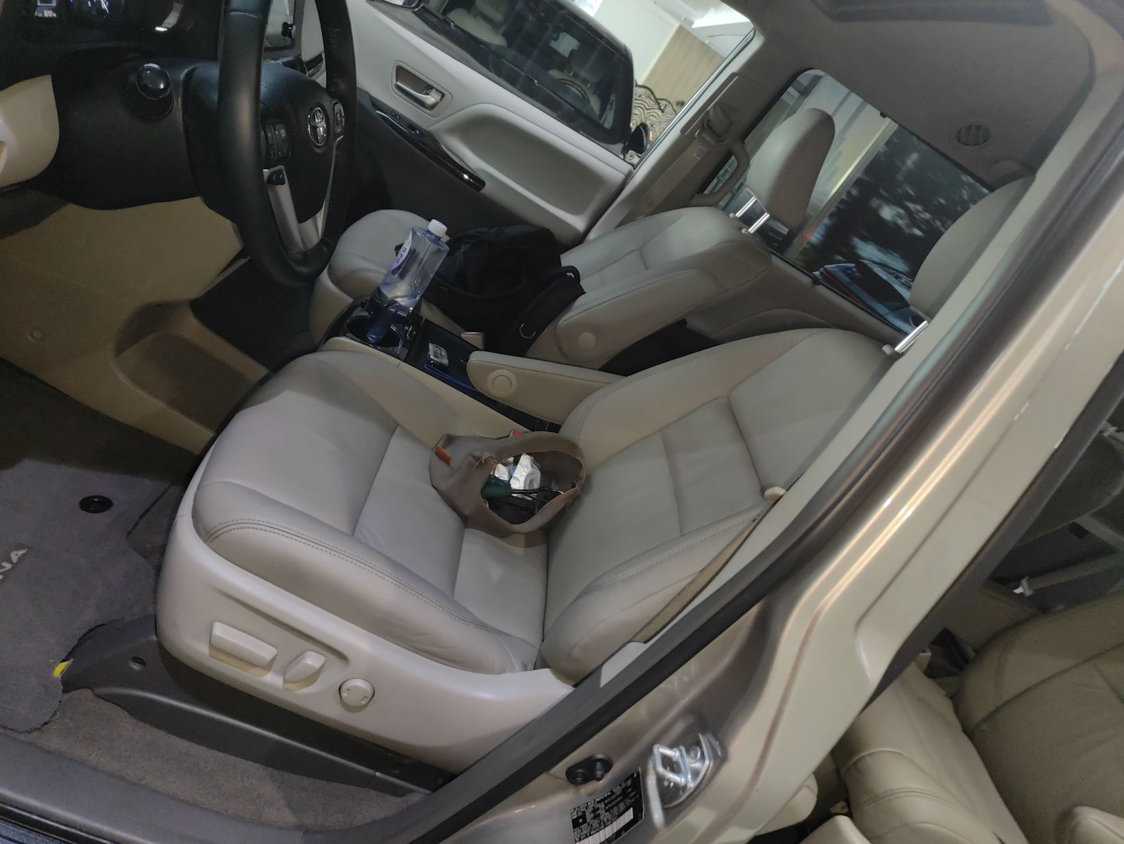 المقاعد الأمامية داخل السيارة