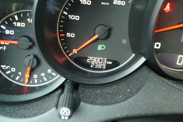 Used Porsche Cayenne 2015 Cayenne 3.0T Odometer Close Up