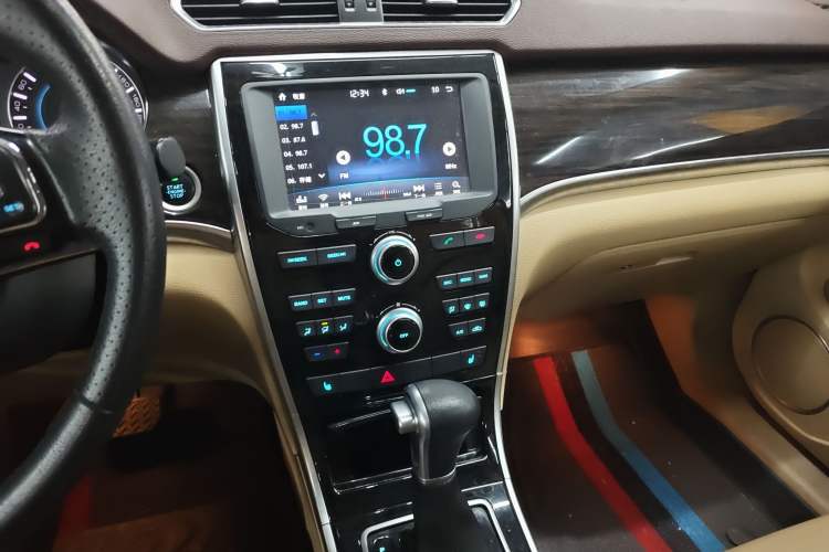 Used Haval H2 2016 Red Label 1.5T Automatic Two-Wheel Drive Elite Model Audio And AC Panel