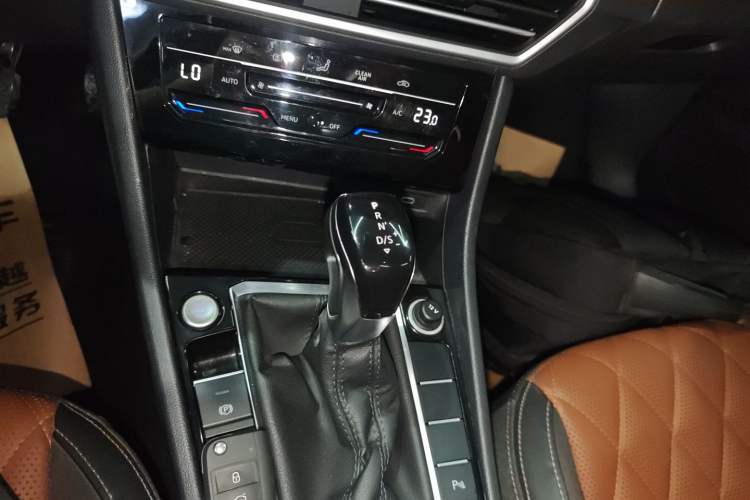 Used Volkswagen Sagitar 2023 300TSI DSG Excellence Edition Gear Lever