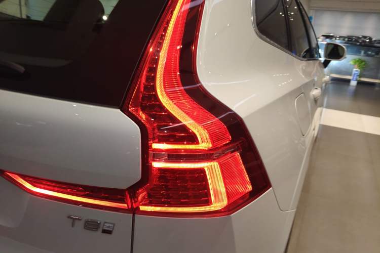 Used Volvo XC60 New Energy 2025 Plug-in Hybrid Long-Range All-Wheel Drive Smart Luxury Edition Exterior 3