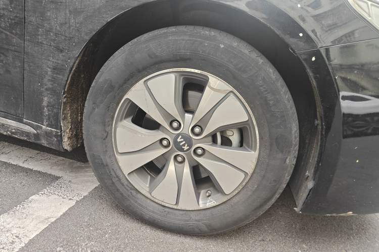 Used Kia K5 2016 2.0L Hybrid LUX Right Front Wheel Hub