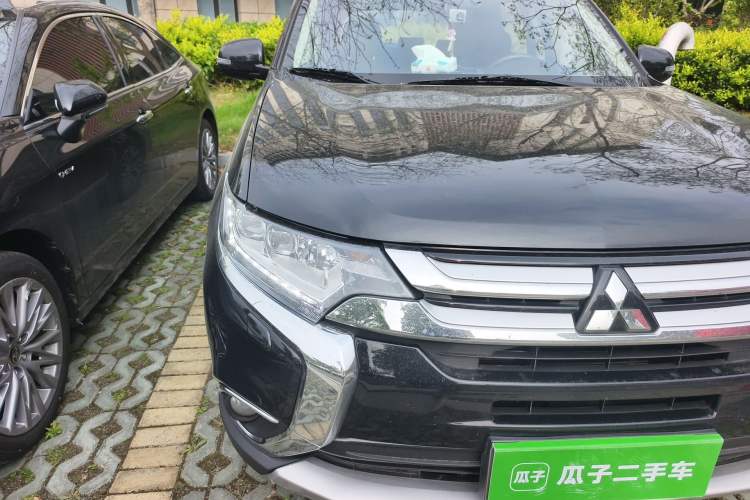 Used Mitsubishi Outlander 2016 2.4L 4x4 Luxury Edition 7-Seater
