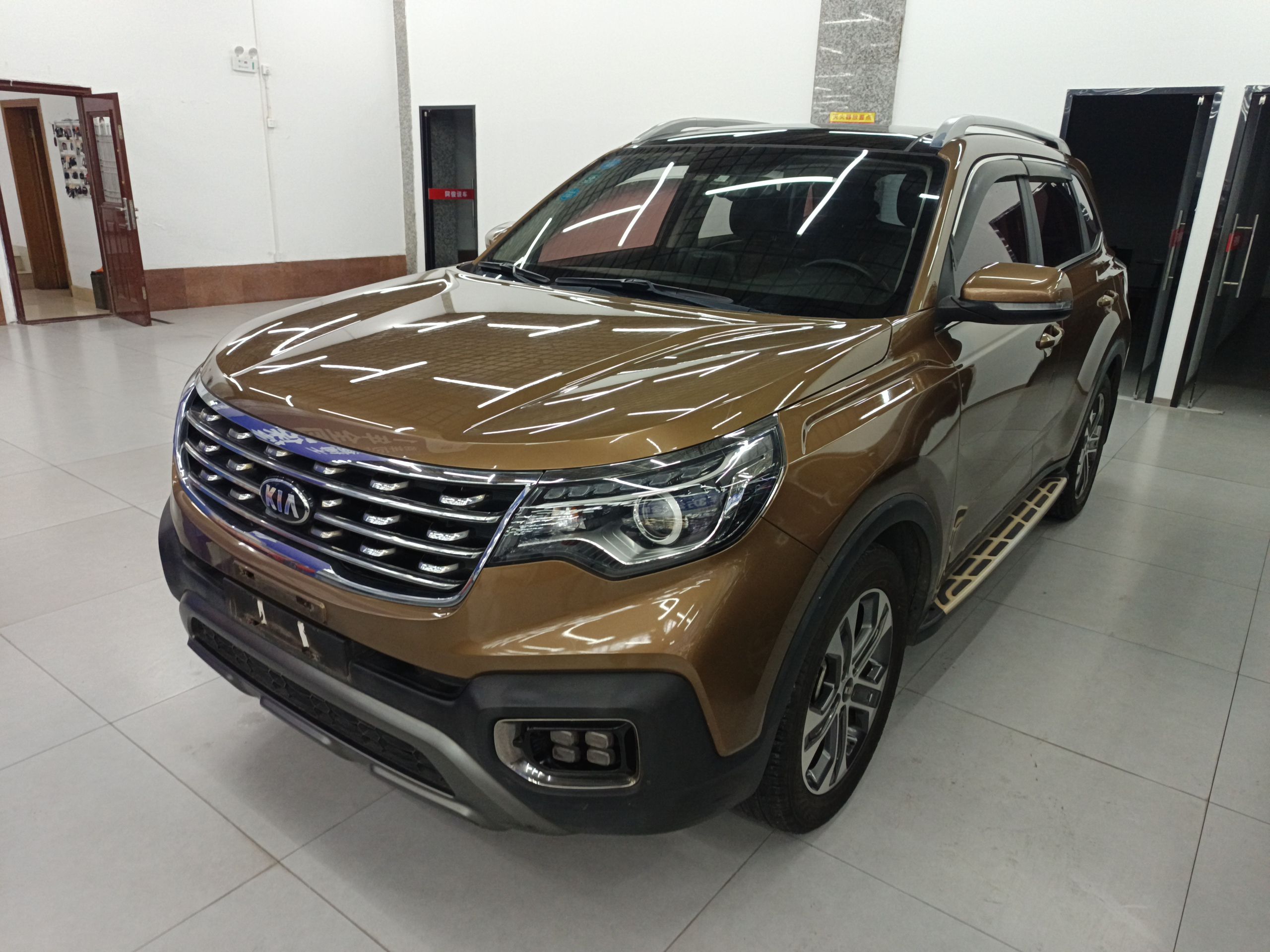 تحت مقدمة السيارة