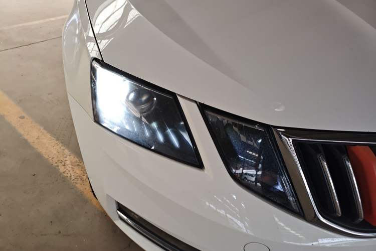 Used Skoda Octavia 2018 1.6L Automatic Luxury Edition Right Front Headlight