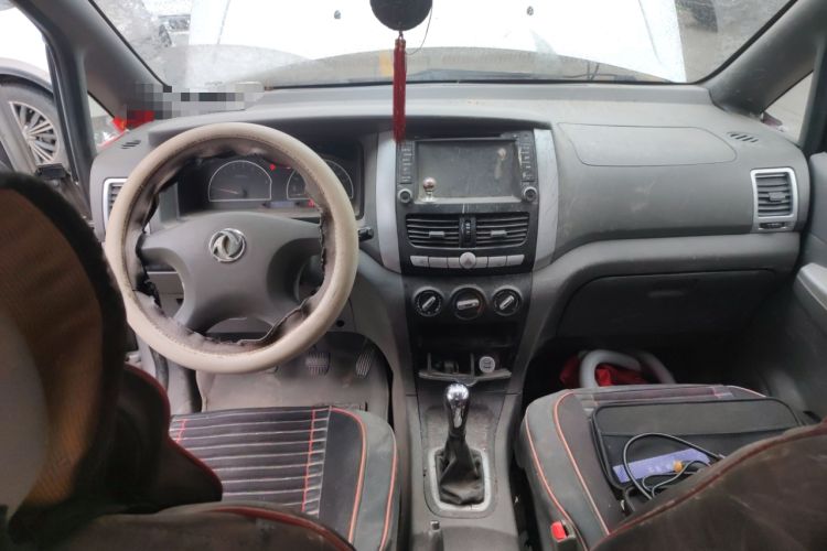 Used Dongfeng Shuaike 2013 Revised Version 1.5L Manual Comfort Trim 7 Seats China IV Standard Center Console