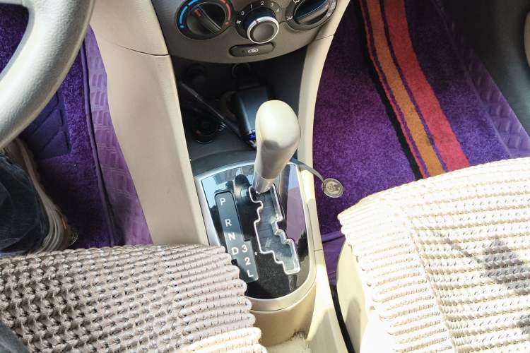 Used Hyundai Verna (older generation) 2011 Hatchback 1.4L Automatic Luxury GLS Model Gear Lever