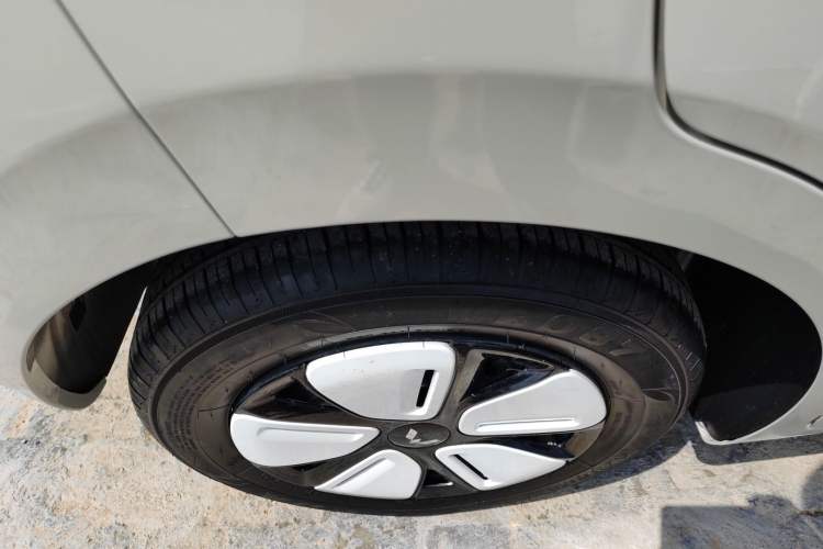 Used Wuling Hongguang MINIEV 2025 Four-Door Version Advanced Edition Right Rear Wheel Hub