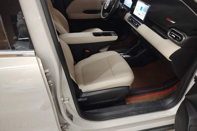 Used Wuling Bingo PLUS 2024 330 km Range Five-Seater Version
