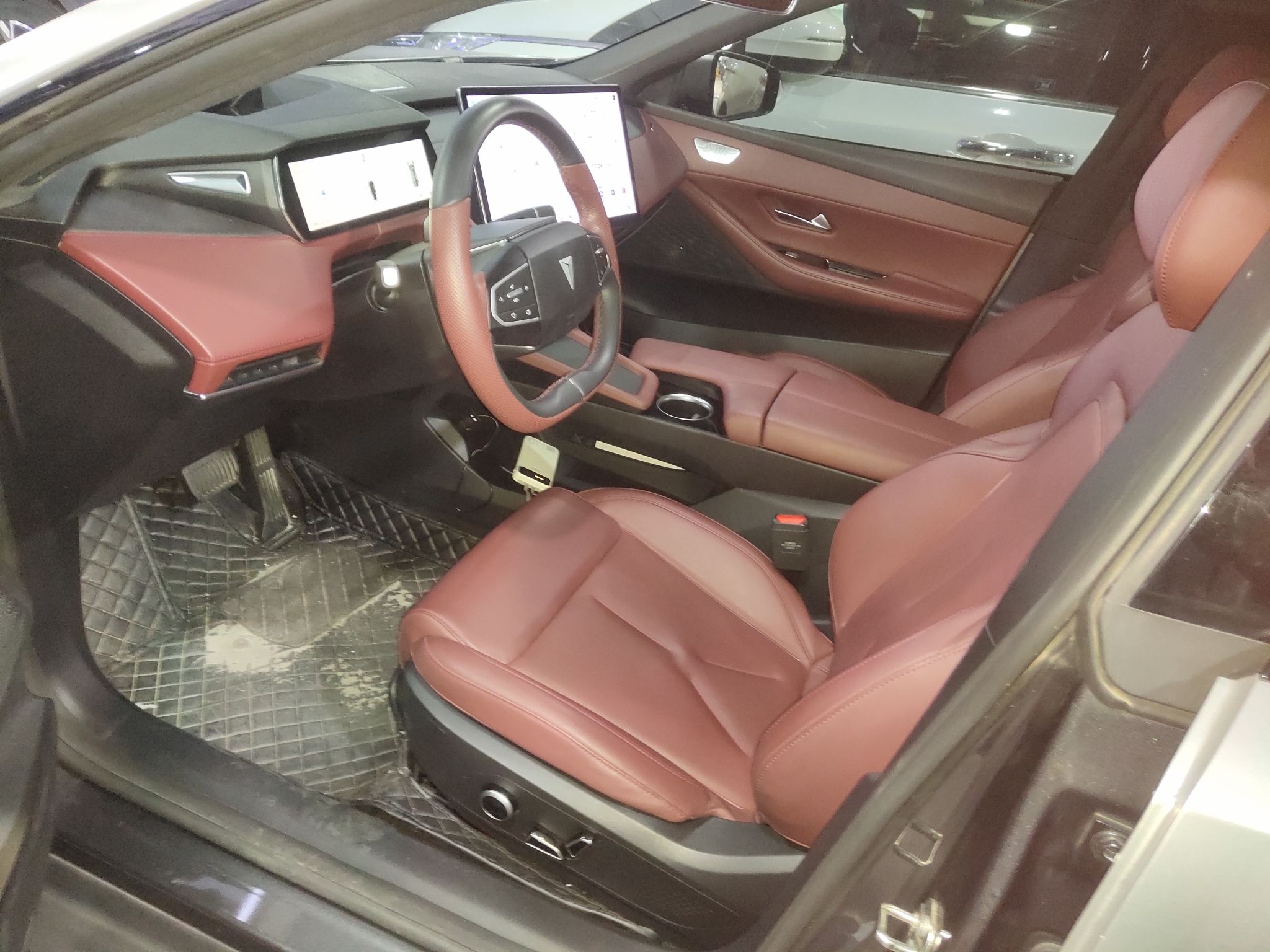 المقاعد الأمامية داخل السيارة