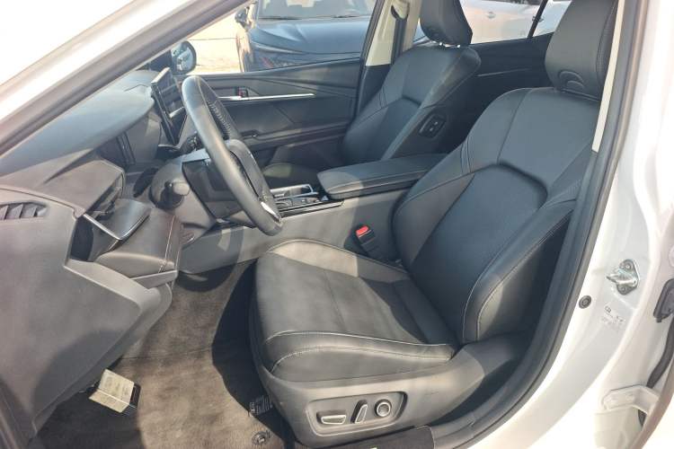 Used Toyota Camry 2024 Dual-Motor 2.0 HGVP Luxury Edition
