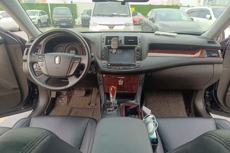 Used Toyota Crown 2011 2.5L Royal Special Edition with Leather and Sunroof Center Console