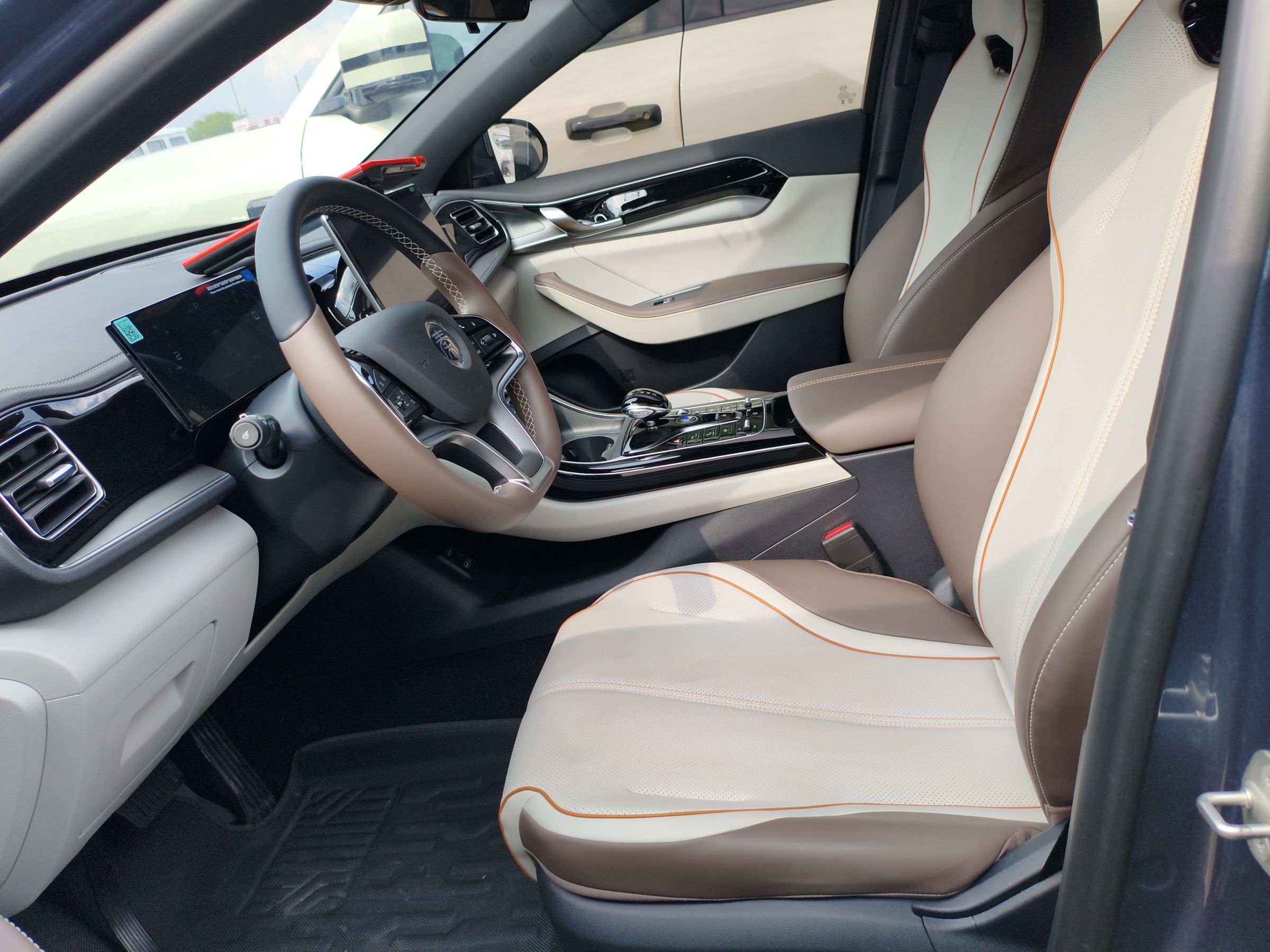 المقاعد الأمامية داخل السيارة