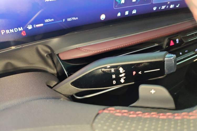 Used Buick Century 2025 2.0T Seven-Seater Yinshi Edition Gear Lever