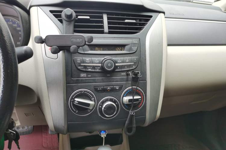 Used Venucia R50 2015 1.6L Automatic Fashion Edition
