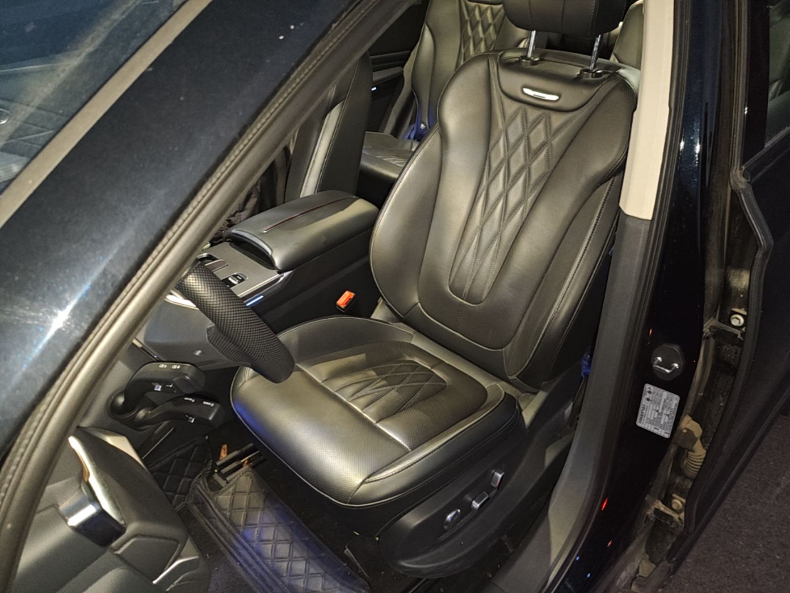 Hongqi HS7 PHEV 2024 2.0T PHEV Four-Wheel Drive Flagship Edition 6 Seats — снимка 17