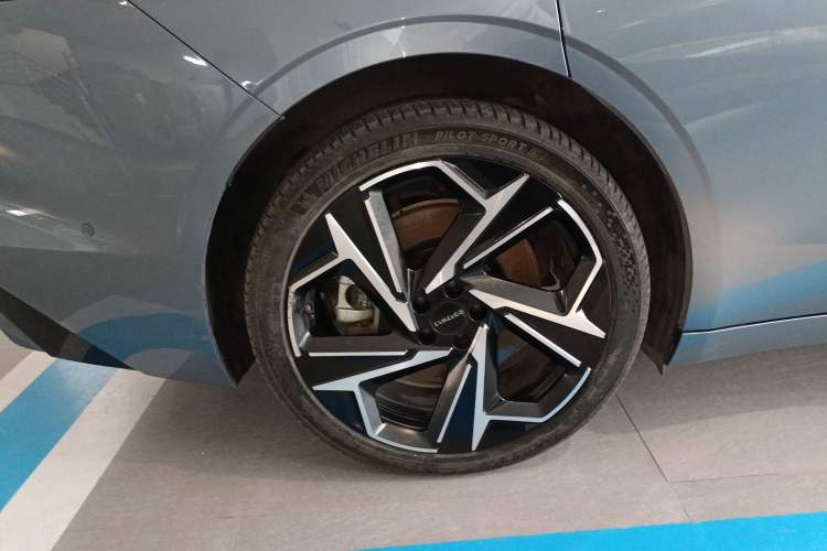 Used Lynk & Co Z10 2025 95 kWh 702 km All-Wheel Drive Intelligent Driving Ultra
