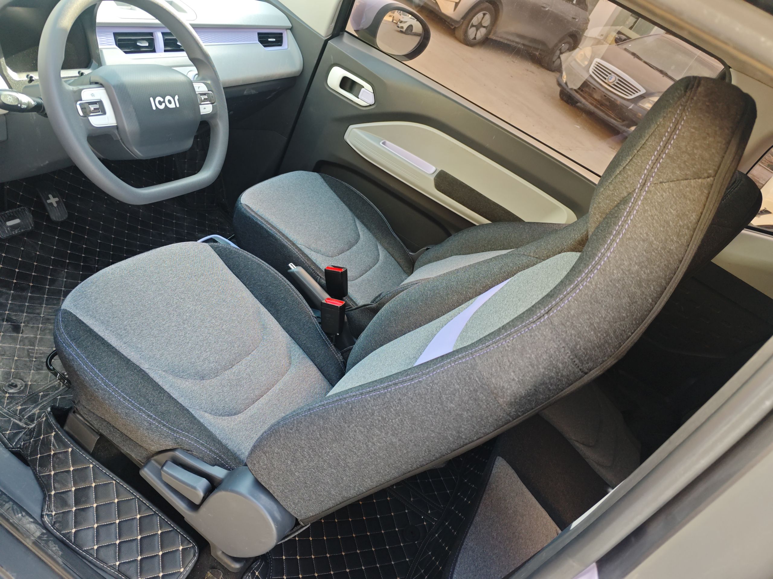 Переднее сиденье в автомобиле