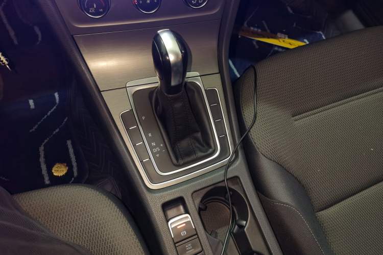 Used Volkswagen Golf 2016 1.6L Automatic Comfort Model Gear Lever