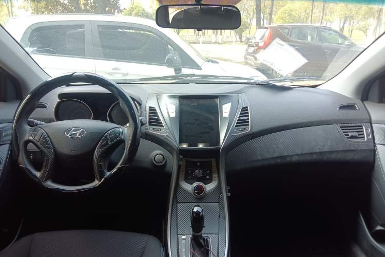 Used Hyundai Elantra (5th Generation / Langdong) 2012 1.6L Automatic Leading Model Center Console
