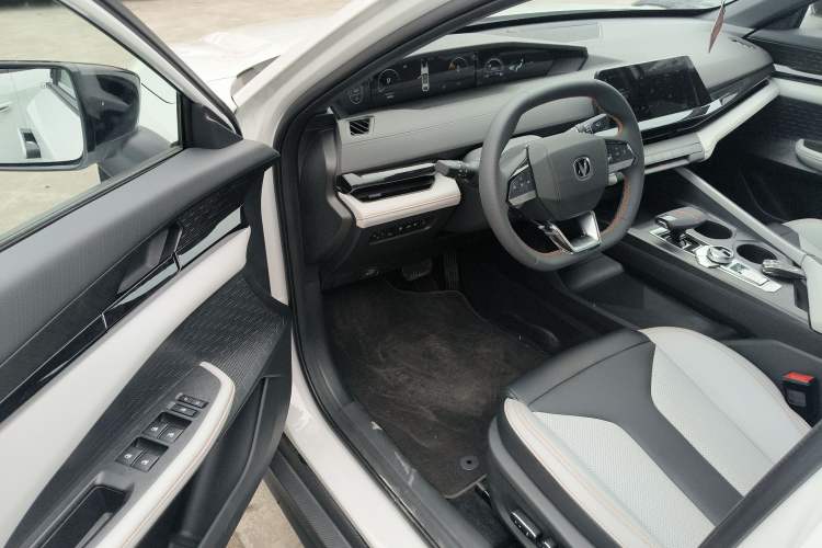 Used Changan UNI-V iDD 2024 Blue Whale Smart Electric iDD 136km ZhiKu Model