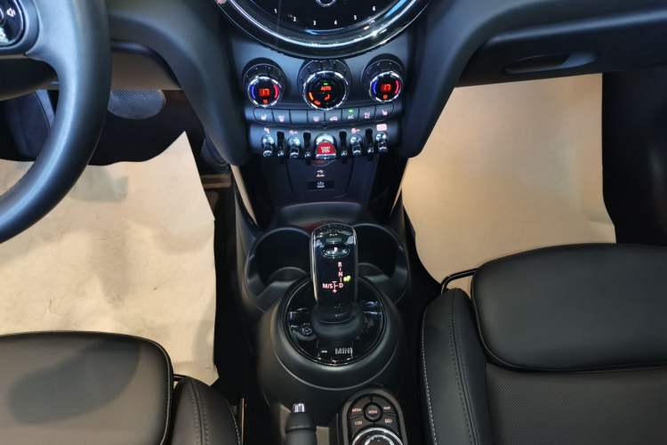 Used MINI MINI 2023 Updated 1.5T COOPER Artist Five-Door Edition
