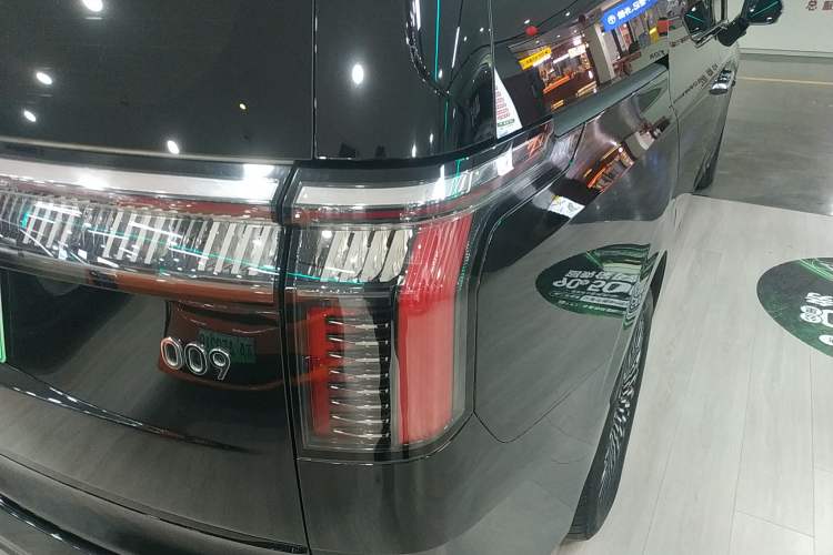 Used Zeekr 009 2024 7-Seater Walk-Through Version Four-Wheel Drive 108 kWh Exterior 3