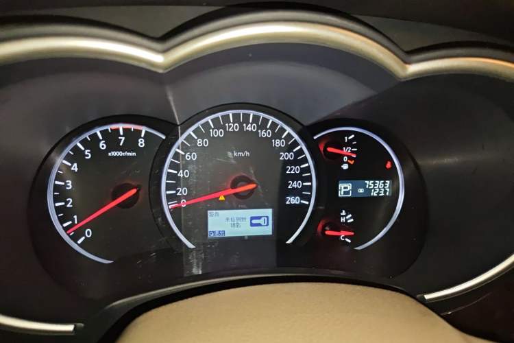 Used Nissan Quest 2015 3.5L SL Odometer Close Up