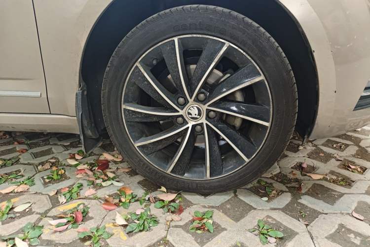 Used Skoda Octavia 2018 TSI280 DSG Luxury Edition Right Front Wheel Hub