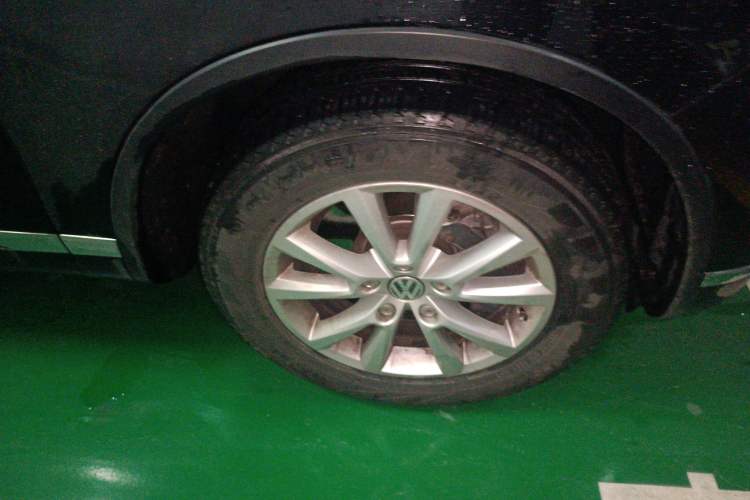 Used Volkswagen Touareg 2017 3.0 TSI Touareg Model Right Front Wheel Hub