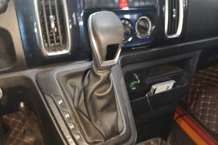 Used Iveco Daily 2023 2.5T A35M1 Multi-Purpose Passenger Vehicle Short Wheelbase Low Roof Single-Tire Side-Sliding Door Automatic Transmission
