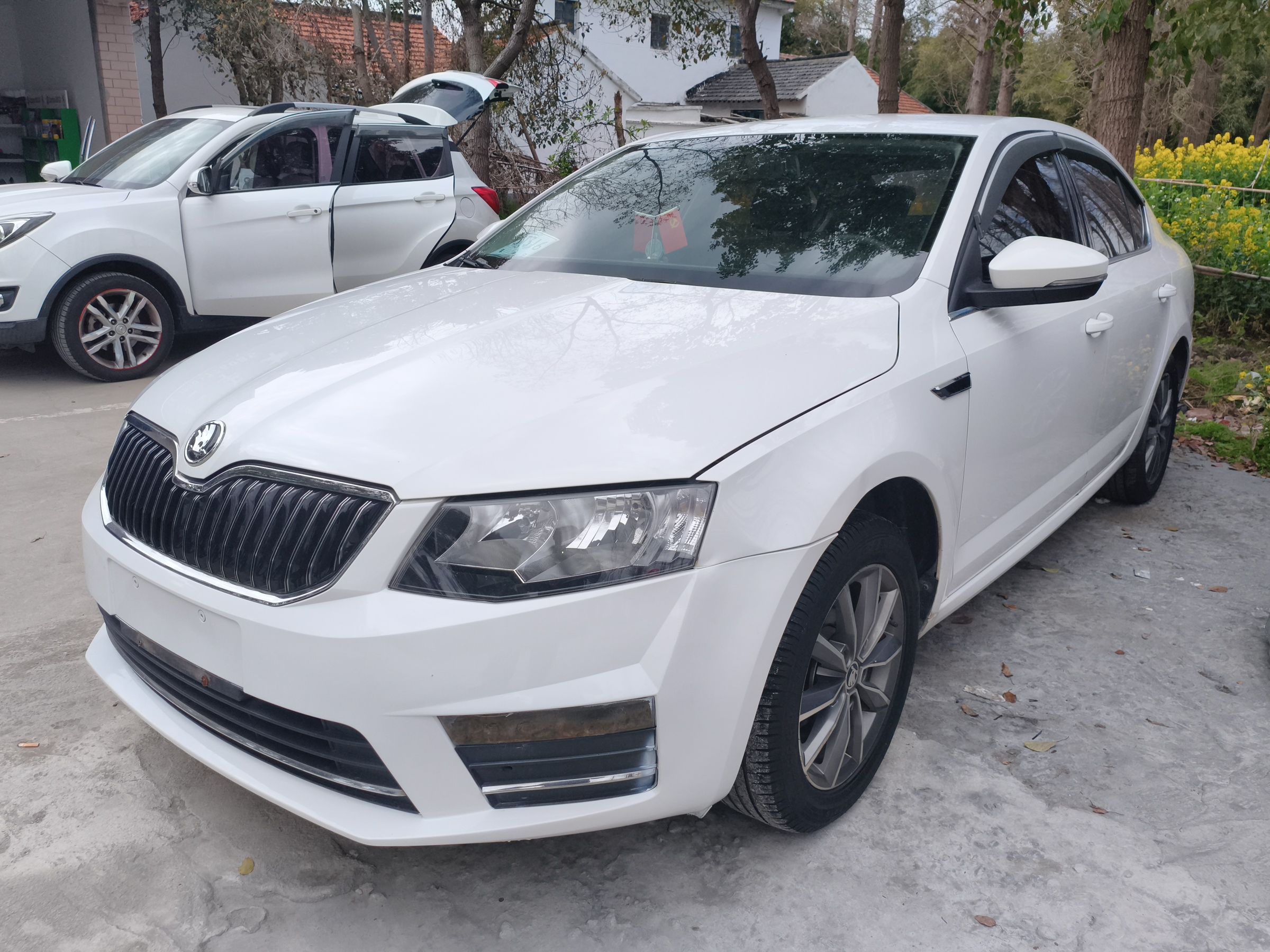 تحت مقدمة السيارة