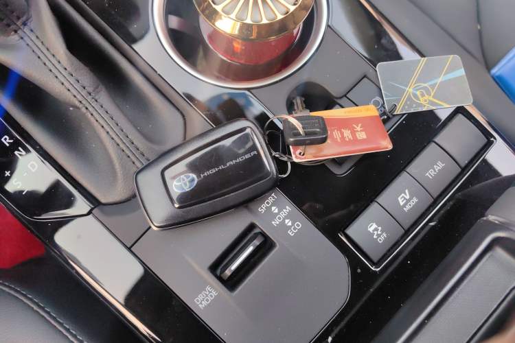 Used Toyota Highlander 2023 2.5L Smart Electric Hybrid Dual-Engine Four-Wheel Drive Prestige Version – 7 Seats Vehicle Key