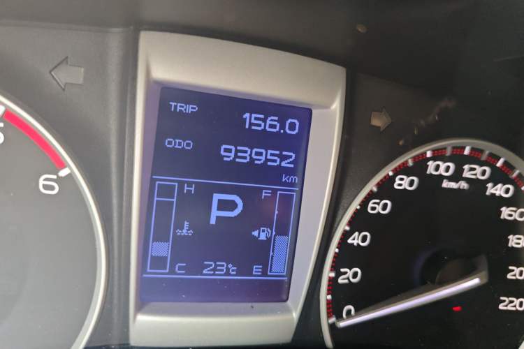 Used Isuzu D-MAX 2015 2.5T Two-Wheel Drive Automatic High-Performance Elite Version 4JK1
