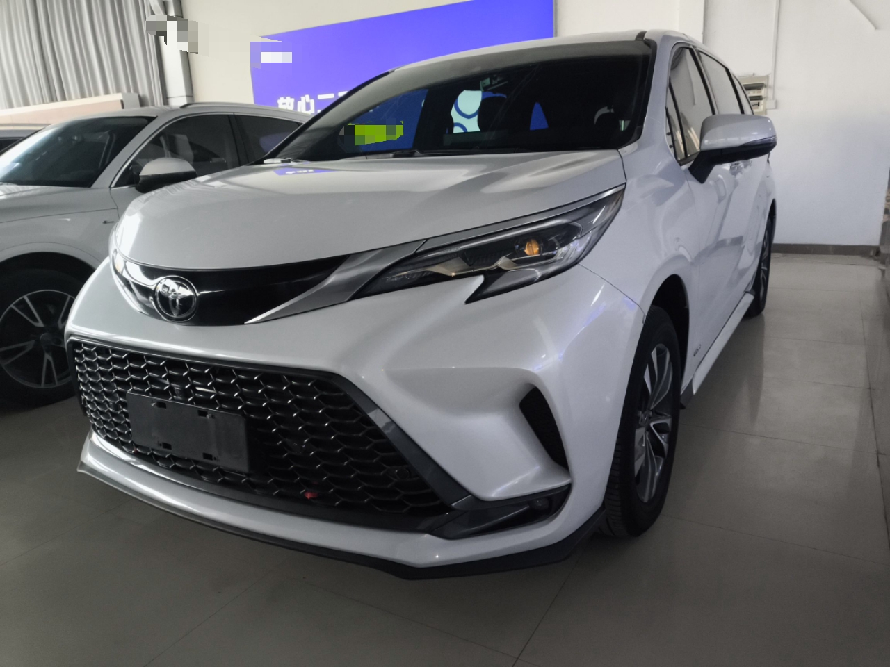 تحت مقدمة السيارة