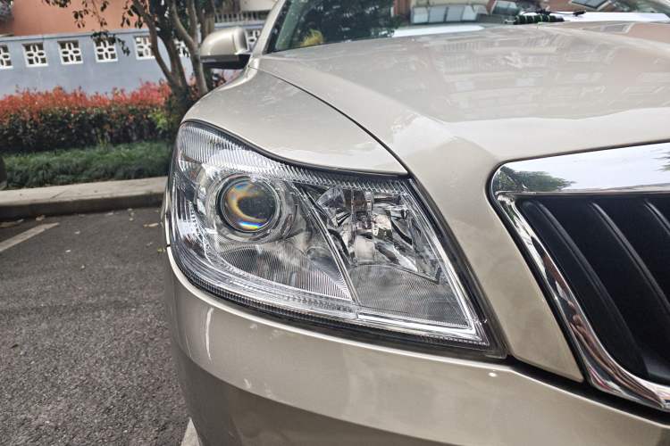 Used Skoda Octavia 2013 1.6L Manual Yijie Edition Right Front Headlight