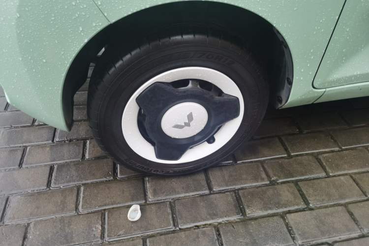 Used Wuling Hongguang MINIEV 2021 Macaron Fashion Edition Lithium-Ion Battery Left Front Wheel Hub
