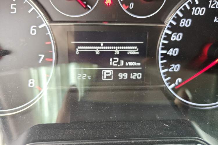 Used Nissan Tiida 2011 1.6T M-CVT Cool Edition Odometer Close Up