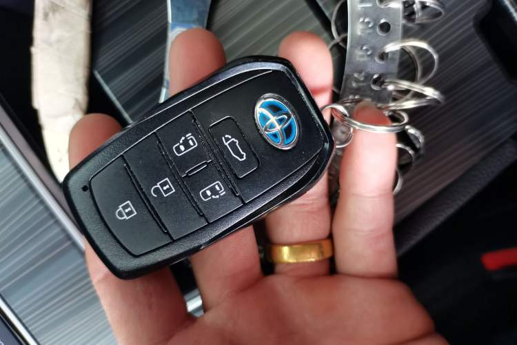 Used Toyota SIENNA 2021 2.5L Hybrid Premium Edition Vehicle Key