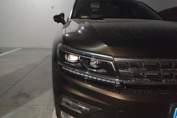 Used Volkswagen Tiguan L 2017 380TSI Automatic All-Wheel-Drive Luxury Edition Right Front Headlight