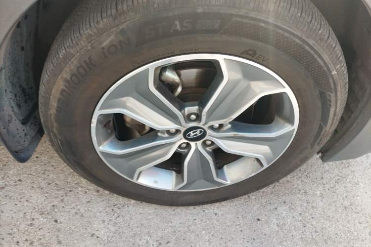 Used Hyundai Grand SantaFe 2013 3.0L 7-Seater Four-Wheel-Drive Comfort Edition Right Front Wheel Hub