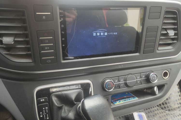 Used SAIC MAXUS Xintu V80 2021 2.0T PLUS AMT All-in-One King Long Wheelbase Mid-Roof Design—6/7/8/9-Seater
