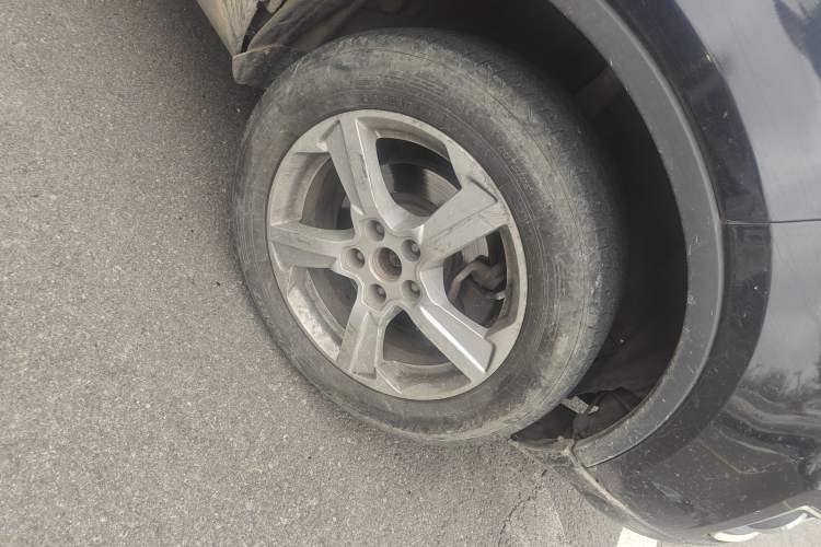 Used Bestune X80 2013 2.0L automatic comfort version Right Front Wheel Hub