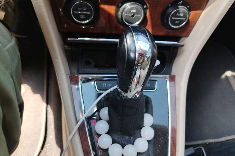 Used Volkswagen Lavida 2013 1.6L Automatic Luxury Edition Gear Lever