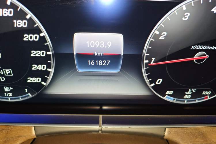 Used Mercedes-Benz E-Class 2018 Facelift E 300 L Luxury Edition Odometer Close Up