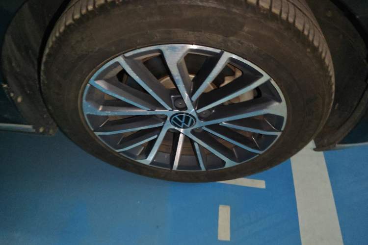 Used Volkswagen Magotan 2020 380TSI DSG Luxury Version Right Front Wheel Hub